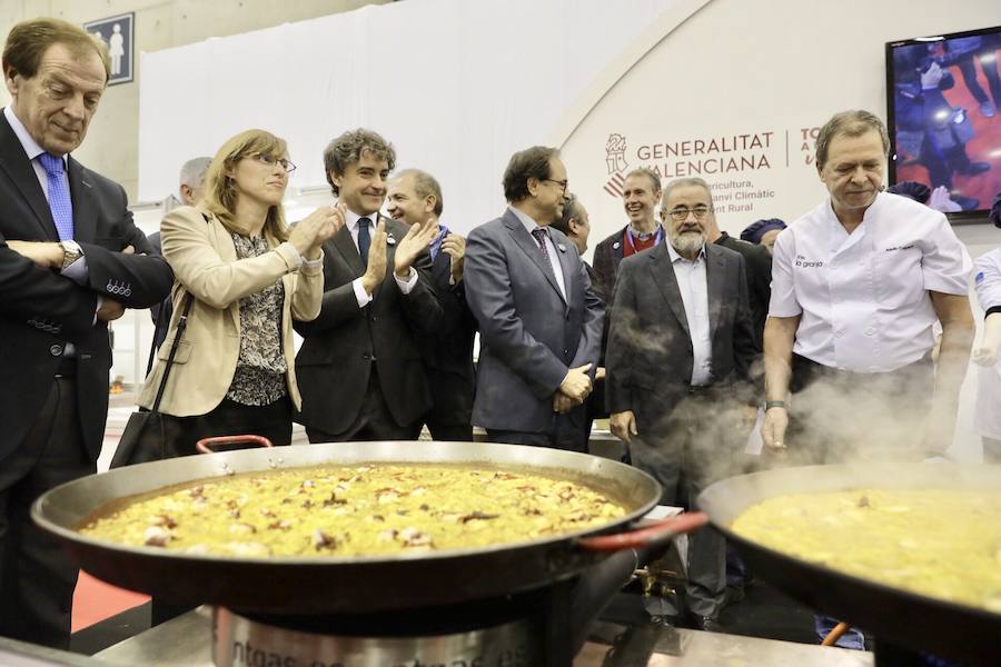 El cocinero Óscar Torrijos, quien fue el primero en conseguir una Estrella Michelin en Valencia y que se ha convertido en maestro y mentor de muchos de los grandes nombres de la gastronomía mediterránea actual, es el ganador del I Premio Chef Gastrónoma. La creación de estos galardones es una de las novedades que la organización del certamen Gastrónoma ha preparado para esta edición del evento, que se celebra del domingo 11 al martes 13 de noviembre en Feria Valencia. Gastrónoma 2018 abre sus puertas con el mejor programa de los últimos años. Todos los detalles y las entradas están disponibles ya en www.gastronoma.es