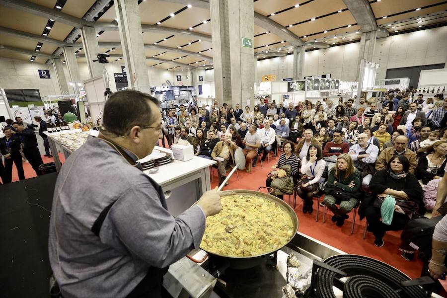 El cocinero Óscar Torrijos, quien fue el primero en conseguir una Estrella Michelin en Valencia y que se ha convertido en maestro y mentor de muchos de los grandes nombres de la gastronomía mediterránea actual, es el ganador del I Premio Chef Gastrónoma. La creación de estos galardones es una de las novedades que la organización del certamen Gastrónoma ha preparado para esta edición del evento, que se celebra del domingo 11 al martes 13 de noviembre en Feria Valencia. Gastrónoma 2018 abre sus puertas con el mejor programa de los últimos años. Todos los detalles y las entradas están disponibles ya en www.gastronoma.es