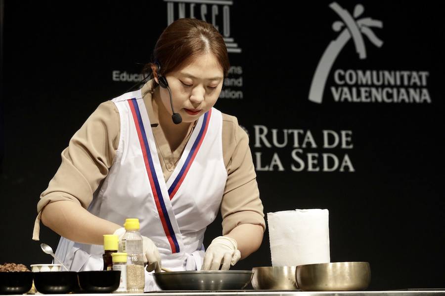 El cocinero Óscar Torrijos, quien fue el primero en conseguir una Estrella Michelin en Valencia y que se ha convertido en maestro y mentor de muchos de los grandes nombres de la gastronomía mediterránea actual, es el ganador del I Premio Chef Gastrónoma. La creación de estos galardones es una de las novedades que la organización del certamen Gastrónoma ha preparado para esta edición del evento, que se celebra del domingo 11 al martes 13 de noviembre en Feria Valencia. Gastrónoma 2018 abre sus puertas con el mejor programa de los últimos años. Todos los detalles y las entradas están disponibles ya en www.gastronoma.es