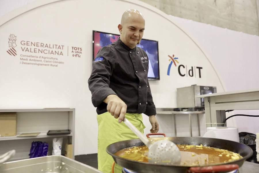 El cocinero Óscar Torrijos, quien fue el primero en conseguir una Estrella Michelin en Valencia y que se ha convertido en maestro y mentor de muchos de los grandes nombres de la gastronomía mediterránea actual, es el ganador del I Premio Chef Gastrónoma. La creación de estos galardones es una de las novedades que la organización del certamen Gastrónoma ha preparado para esta edición del evento, que se celebra del domingo 11 al martes 13 de noviembre en Feria Valencia. Gastrónoma 2018 abre sus puertas con el mejor programa de los últimos años. Todos los detalles y las entradas están disponibles ya en www.gastronoma.es