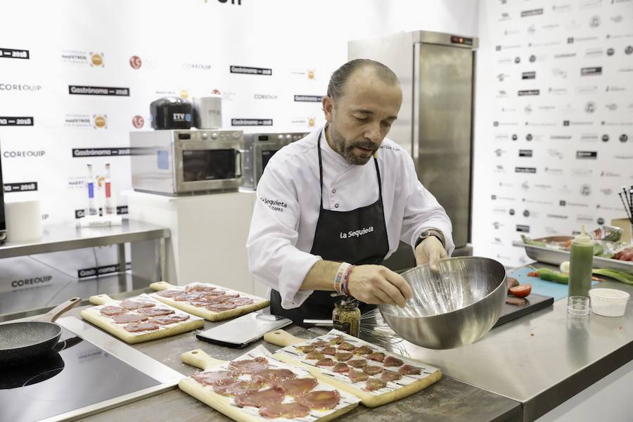 El cocinero Óscar Torrijos, quien fue el primero en conseguir una Estrella Michelin en Valencia y que se ha convertido en maestro y mentor de muchos de los grandes nombres de la gastronomía mediterránea actual, es el ganador del I Premio Chef Gastrónoma. La creación de estos galardones es una de las novedades que la organización del certamen Gastrónoma ha preparado para esta edición del evento, que se celebra del domingo 11 al martes 13 de noviembre en Feria Valencia. Gastrónoma 2018 abre sus puertas con el mejor programa de los últimos años. Todos los detalles y las entradas están disponibles ya en www.gastronoma.es