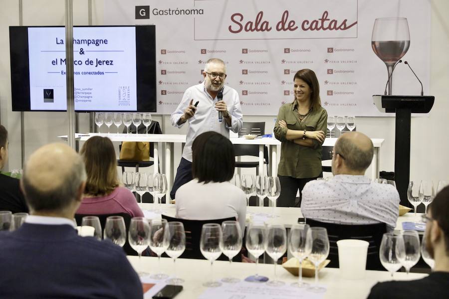 El cocinero Óscar Torrijos, quien fue el primero en conseguir una Estrella Michelin en Valencia y que se ha convertido en maestro y mentor de muchos de los grandes nombres de la gastronomía mediterránea actual, es el ganador del I Premio Chef Gastrónoma. La creación de estos galardones es una de las novedades que la organización del certamen Gastrónoma ha preparado para esta edición del evento, que se celebra del domingo 11 al martes 13 de noviembre en Feria Valencia. Gastrónoma 2018 abre sus puertas con el mejor programa de los últimos años. Todos los detalles y las entradas están disponibles ya en www.gastronoma.es