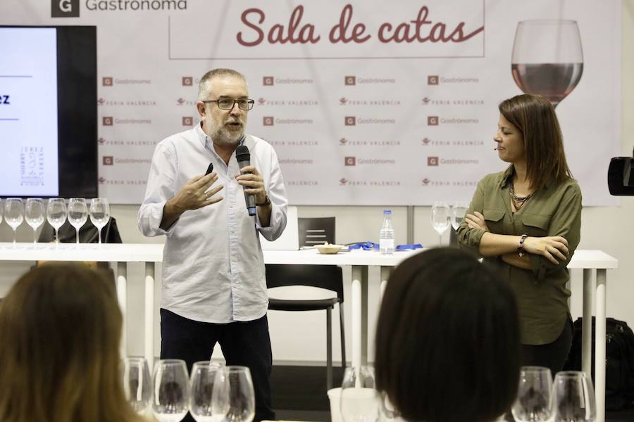 El cocinero Óscar Torrijos, quien fue el primero en conseguir una Estrella Michelin en Valencia y que se ha convertido en maestro y mentor de muchos de los grandes nombres de la gastronomía mediterránea actual, es el ganador del I Premio Chef Gastrónoma. La creación de estos galardones es una de las novedades que la organización del certamen Gastrónoma ha preparado para esta edición del evento, que se celebra del domingo 11 al martes 13 de noviembre en Feria Valencia. Gastrónoma 2018 abre sus puertas con el mejor programa de los últimos años. Todos los detalles y las entradas están disponibles ya en www.gastronoma.es