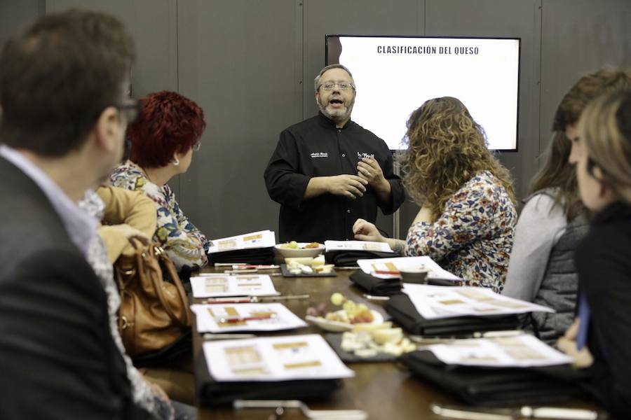 El cocinero Óscar Torrijos, quien fue el primero en conseguir una Estrella Michelin en Valencia y que se ha convertido en maestro y mentor de muchos de los grandes nombres de la gastronomía mediterránea actual, es el ganador del I Premio Chef Gastrónoma. La creación de estos galardones es una de las novedades que la organización del certamen Gastrónoma ha preparado para esta edición del evento, que se celebra del domingo 11 al martes 13 de noviembre en Feria Valencia. Gastrónoma 2018 abre sus puertas con el mejor programa de los últimos años. Todos los detalles y las entradas están disponibles ya en www.gastronoma.es