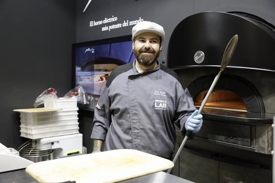 El cocinero Óscar Torrijos, quien fue el primero en conseguir una Estrella Michelin en Valencia y que se ha convertido en maestro y mentor de muchos de los grandes nombres de la gastronomía mediterránea actual, es el ganador del I Premio Chef Gastrónoma. La creación de estos galardones es una de las novedades que la organización del certamen Gastrónoma ha preparado para esta edición del evento, que se celebra del domingo 11 al martes 13 de noviembre en Feria Valencia. Gastrónoma 2018 abre sus puertas con el mejor programa de los últimos años. Todos los detalles y las entradas están disponibles ya en www.gastronoma.es