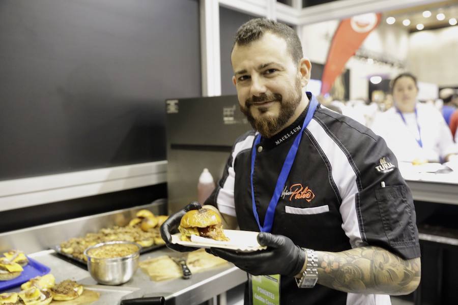 El cocinero Óscar Torrijos, quien fue el primero en conseguir una Estrella Michelin en Valencia y que se ha convertido en maestro y mentor de muchos de los grandes nombres de la gastronomía mediterránea actual, es el ganador del I Premio Chef Gastrónoma. La creación de estos galardones es una de las novedades que la organización del certamen Gastrónoma ha preparado para esta edición del evento, que se celebra del domingo 11 al martes 13 de noviembre en Feria Valencia. Gastrónoma 2018 abre sus puertas con el mejor programa de los últimos años. Todos los detalles y las entradas están disponibles ya en www.gastronoma.es