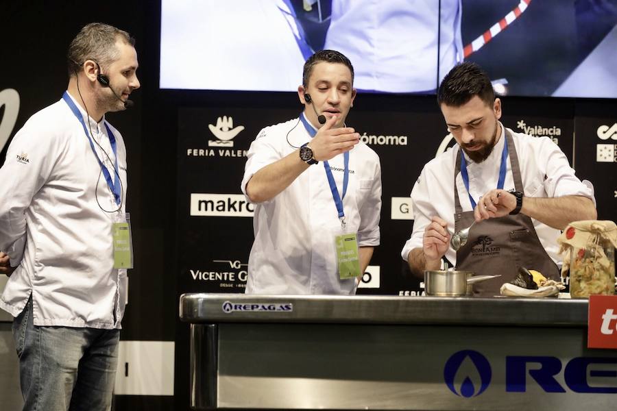 El cocinero Óscar Torrijos, quien fue el primero en conseguir una Estrella Michelin en Valencia y que se ha convertido en maestro y mentor de muchos de los grandes nombres de la gastronomía mediterránea actual, es el ganador del I Premio Chef Gastrónoma. La creación de estos galardones es una de las novedades que la organización del certamen Gastrónoma ha preparado para esta edición del evento, que se celebra del domingo 11 al martes 13 de noviembre en Feria Valencia. Gastrónoma 2018 abre sus puertas con el mejor programa de los últimos años. Todos los detalles y las entradas están disponibles ya en www.gastronoma.es