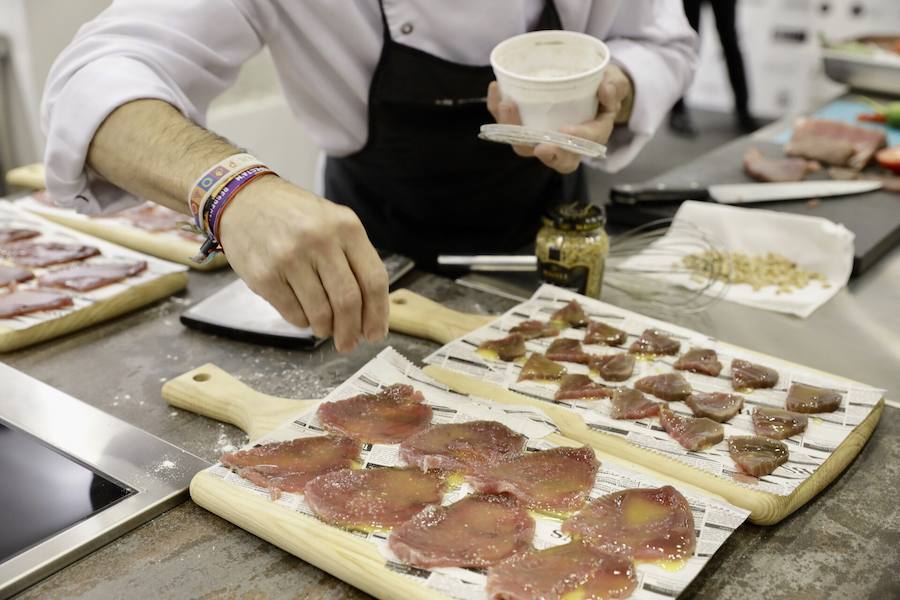 El cocinero Óscar Torrijos, quien fue el primero en conseguir una Estrella Michelin en Valencia y que se ha convertido en maestro y mentor de muchos de los grandes nombres de la gastronomía mediterránea actual, es el ganador del I Premio Chef Gastrónoma. La creación de estos galardones es una de las novedades que la organización del certamen Gastrónoma ha preparado para esta edición del evento, que se celebra del domingo 11 al martes 13 de noviembre en Feria Valencia. Gastrónoma 2018 abre sus puertas con el mejor programa de los últimos años. Todos los detalles y las entradas están disponibles ya en www.gastronoma.es