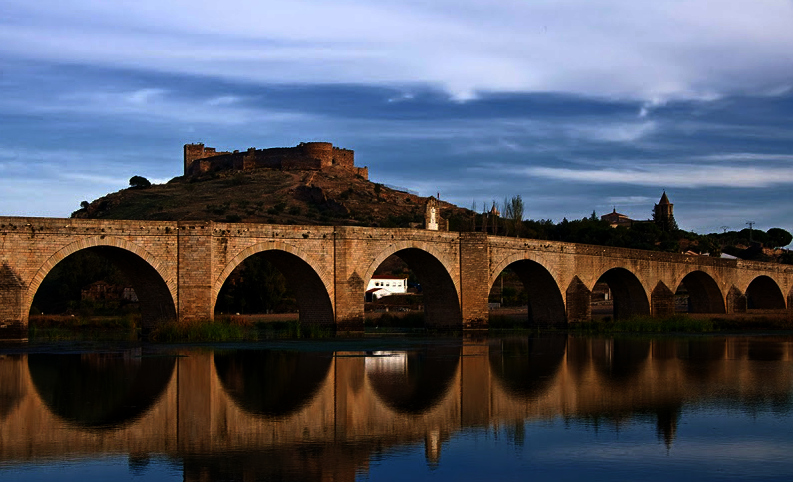 8. Orillas del Guadiana, al fondo el castillo de Medellín, en Badajoz.