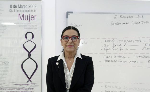 Victoria Miguel, junto al cartel del Día de la Mujer que diseñó su hija. 