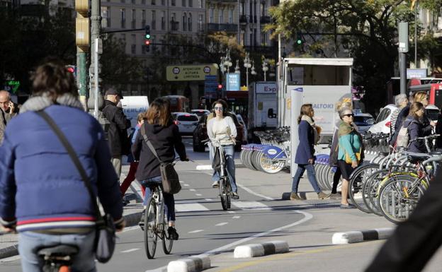 Usuarios circulan por el anillo ciclista.