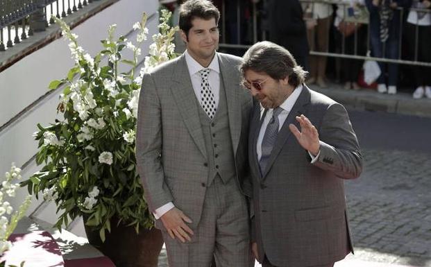 Julián Contreras Jr. (i) junto a su padre en la boda de su hermano Cayetano Rivera y Eva González. 