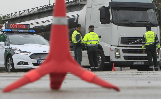 Control de Tráfico de la Guardia Civil en la autovía V-31.