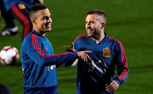 Rodrigo y Jordi Alba, durante el entrenamiento de este lunes. 