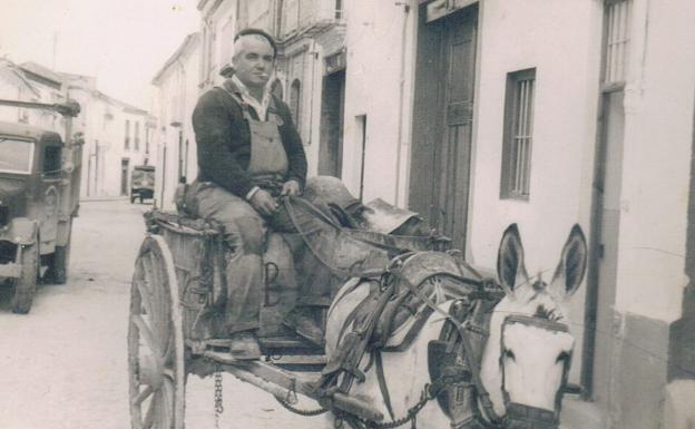 Imagen principal - El material de carros y caballos era tratado por los guarnicioneros. La aparición de los coches hizo que desaparecieran. 