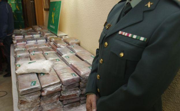 Imagen de archivo de un alijo de cocaína intervenido por la Guardia Civil.