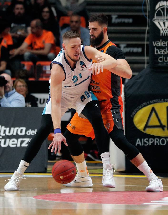 Estas son las imágenes que deja la séptima jornada de la competición europea en la Fonteta. Ganaron los taronja (101-83) 