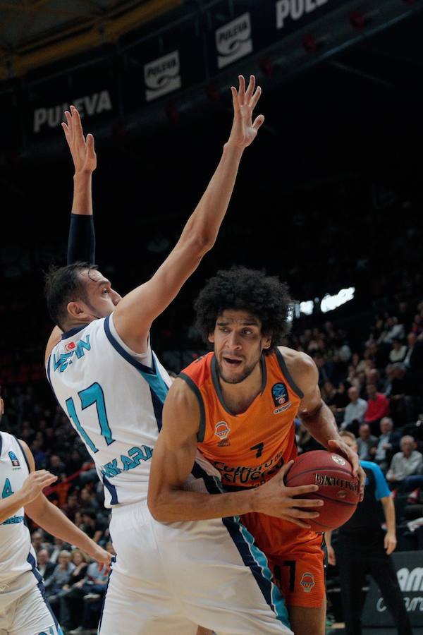 Estas son las imágenes que deja la séptima jornada de la competición europea en la Fonteta. Ganaron los taronja (101-83) 