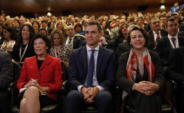 Isabel Celáa, Pedro Sánchez y Magdalena Valerio, en la inauguración de la jornada '+Futuro +Progreso = FP'