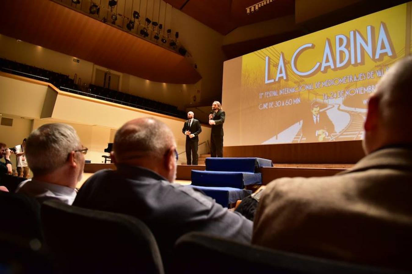 La Cabina, el festival internacional de mediometrajes de Valencia, inaugura en el Palau de la Música su undécima edición con un espectáculo pensado para sorprender al público y protagonizado por los actores José Luis Herranz y Víctor Aleixandre. Hasta el día 24 de noviembre se podrán ver en La Filmoteca y La Nau los 32 mediometrajes que participan en el evento audiovisual que ha estrenado el metraje 'Zalig zijn de Onwetenden'. 