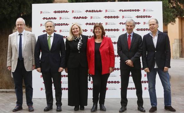 Galardonados con los Premios Jaime I de 2018, con la campaña de fondo, en una imagen del 5 de noviembre.