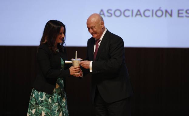 Entrega del premio Valencianos para el Siglo XXI a la Junta Provincial de Valencia de la Asociación Española Contra el Cáncer.