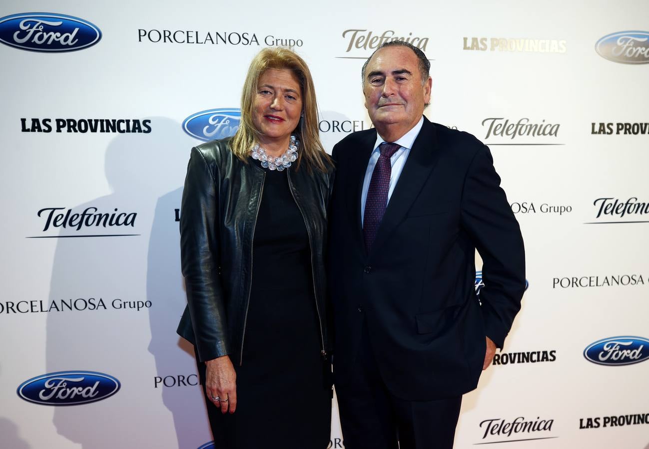 Guadalupe Ferrer, directora gerente de Casa Caridad, junto al empresario Juan Borrás antes del comienzo de la fiesta.