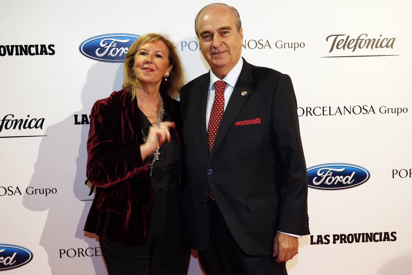 El pediatra Javier Gómez-Ferrer, junto a su esposa, Amparo Senent, antes de entrar a la gala de los premios.