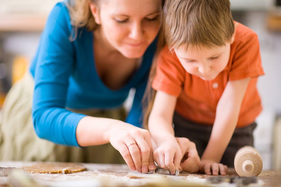 Una madre juega con su hijo.