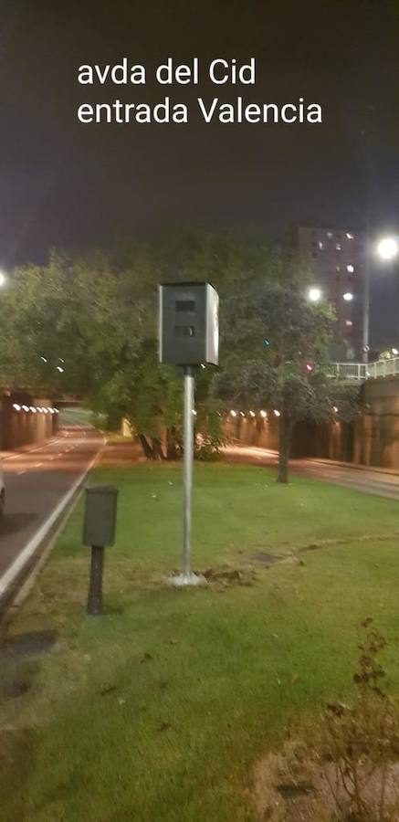 El Ayuntamiento de Valencia ha instalado cuatro cajas de  radares fijos de control de velocidad  en otros tantos túneles de Valencia, donde se colocarán dos dispositivos que irán alternando de ubicación. La concejala de Protección Ciudadana, Anaïs Menguzzato, ha confirmado que se trata de la avenida del Cid de entrada a la ciudad, al igual que en la autopista del Saler. La relación se completa con el paso inferior de la ronda norte, sentido hacia el mar, y la avenida Cortes Valencianas.