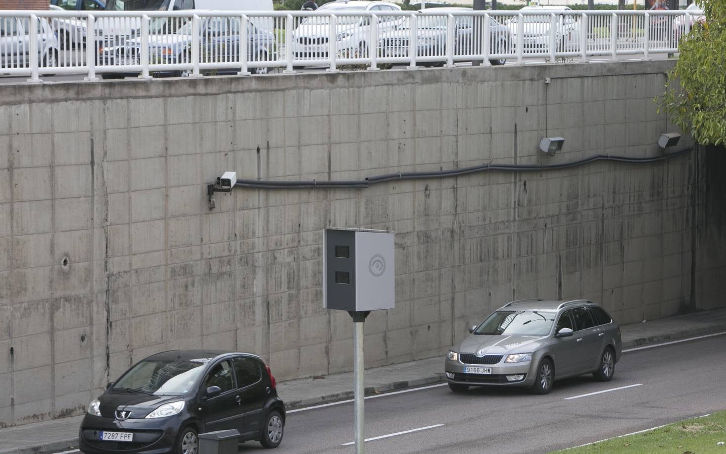 Uno de los nuevos radares fijos colocados en Valencia, en el túnel de la avenida del Cid.