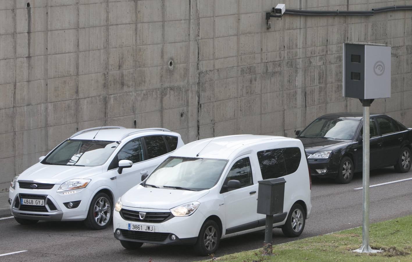 Uno de los nuevos radares fijos colocados en Valencia, en el túnel de la avenida del Cid.