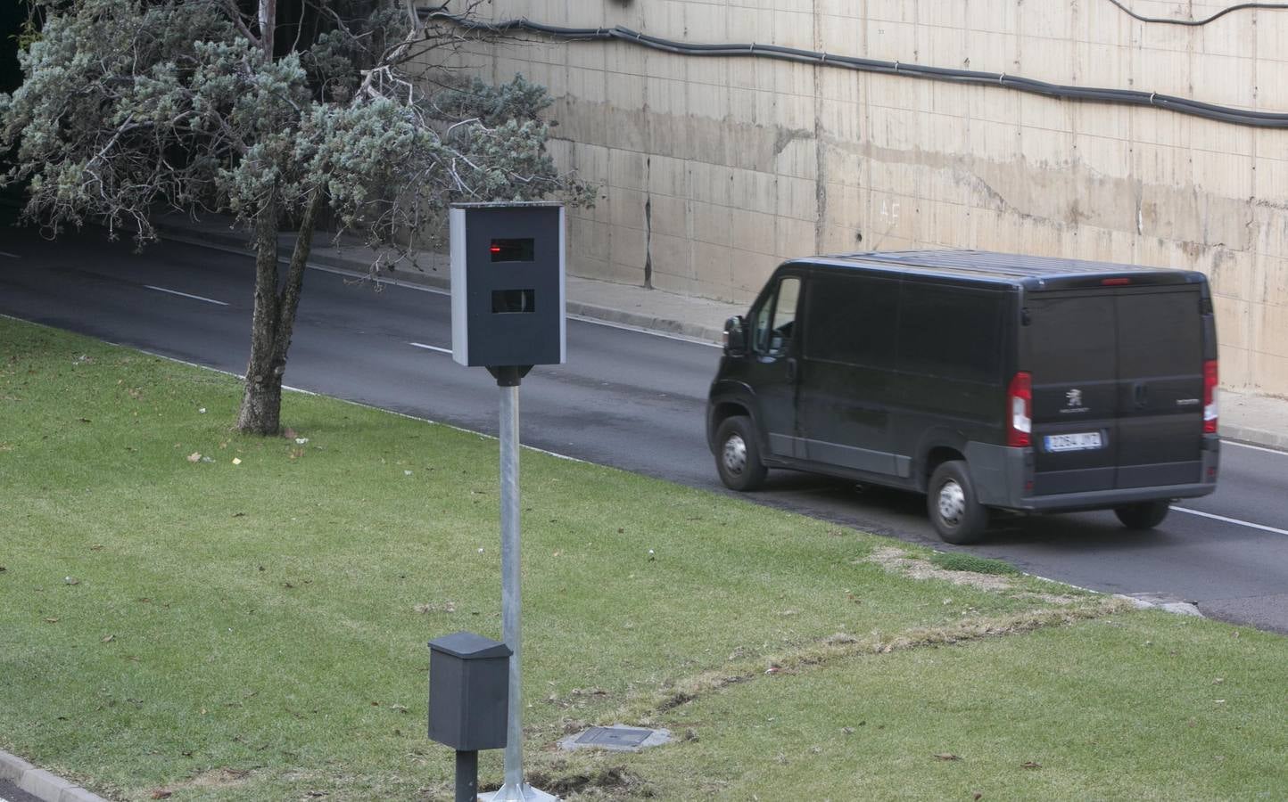 Uno de los nuevos radares fijos colocados en Valencia, en el túnel de la avenida del Cid.