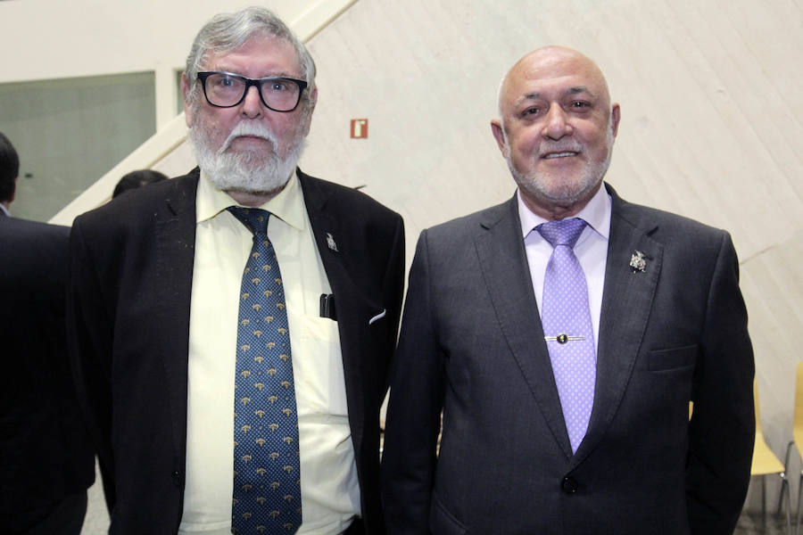 Francisco Carles (d), presidente de la Semana Santa Marinera de Valencia, y Francisco Burguera, directivo.