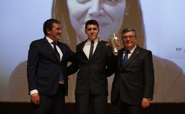 Julián Quirós, Pepe Morató y Gonzalo Zarranz, en la entrega del premio especial dedicado a la subdirectora de LAS PROVINCIAS, María José Grimaldo.