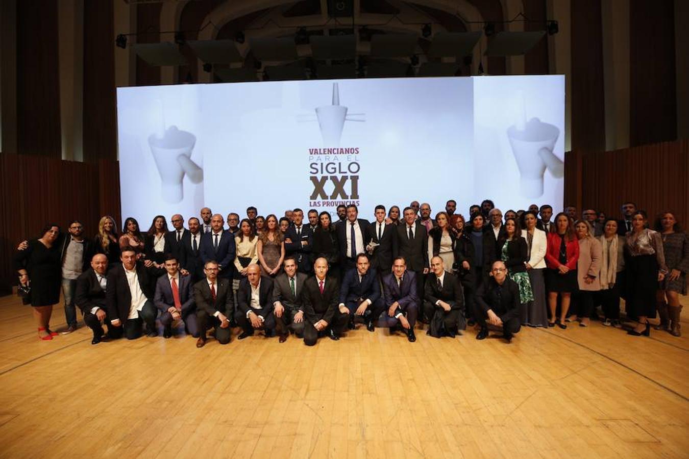 Tras la gala, la familia de Grimaldo, periodistas de LAS PROVINCIAS y amigos de la subdirectora se hicieron una fotografía de recuerdo y homenaje.