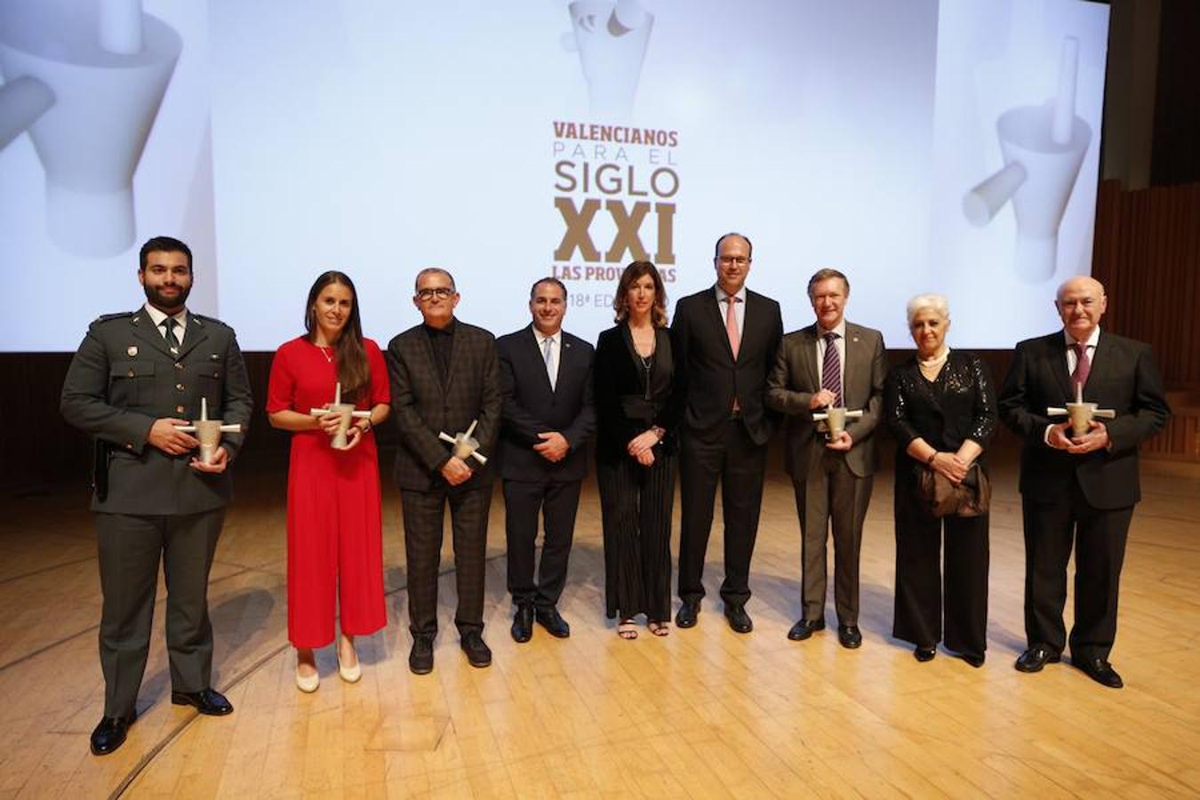 Foto de familia de los premiados en la gala, el teniente Óscar Arenas, la tenista Anabel Medina, José Miguel G. Cortés, los directivos de la Universitat Politècnica de València y Tomás Trenor, presidente de la Junta Provincial de Valencia de la Asociación Española Contra el Cáncer.