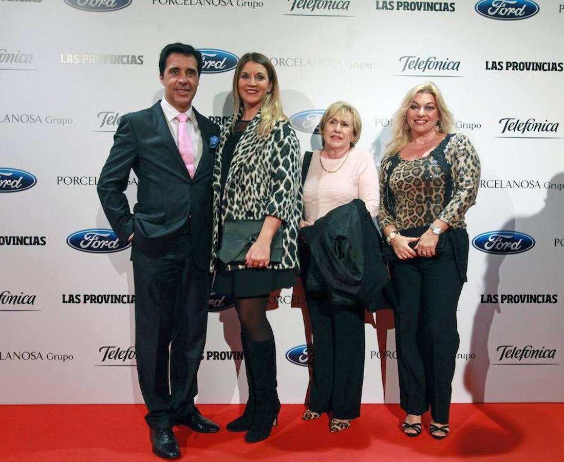 El torero Javier Vázquez, con su mujer Mayte Torrent, Amparo Macián y Eva Roger, esposa de ‘El Soro’.