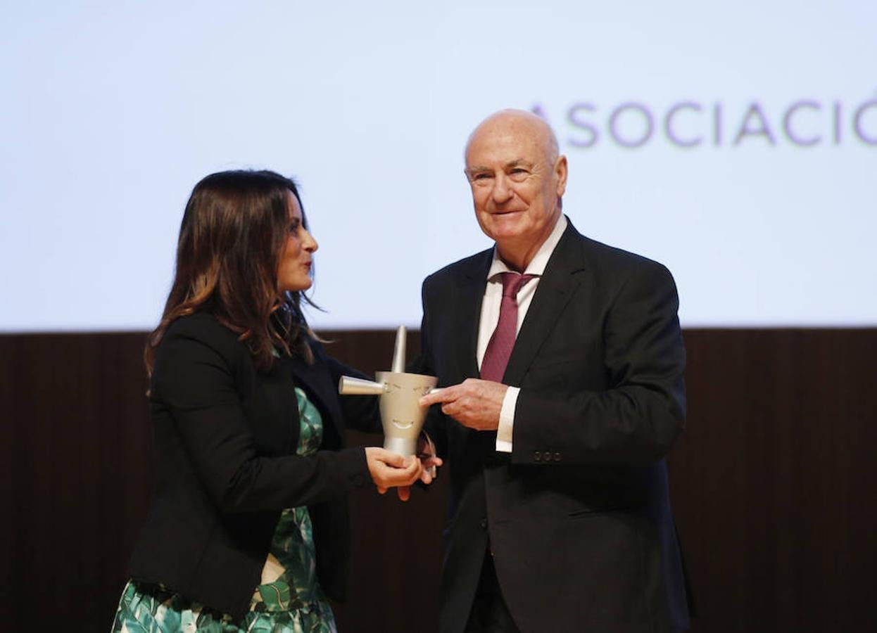 Asociación Española Contra el Cáncer | La redactora de Economía de LAS PROVINCIAS, Inés Herrero, y el presidente de la Junta provincial, Tomás Trenor.