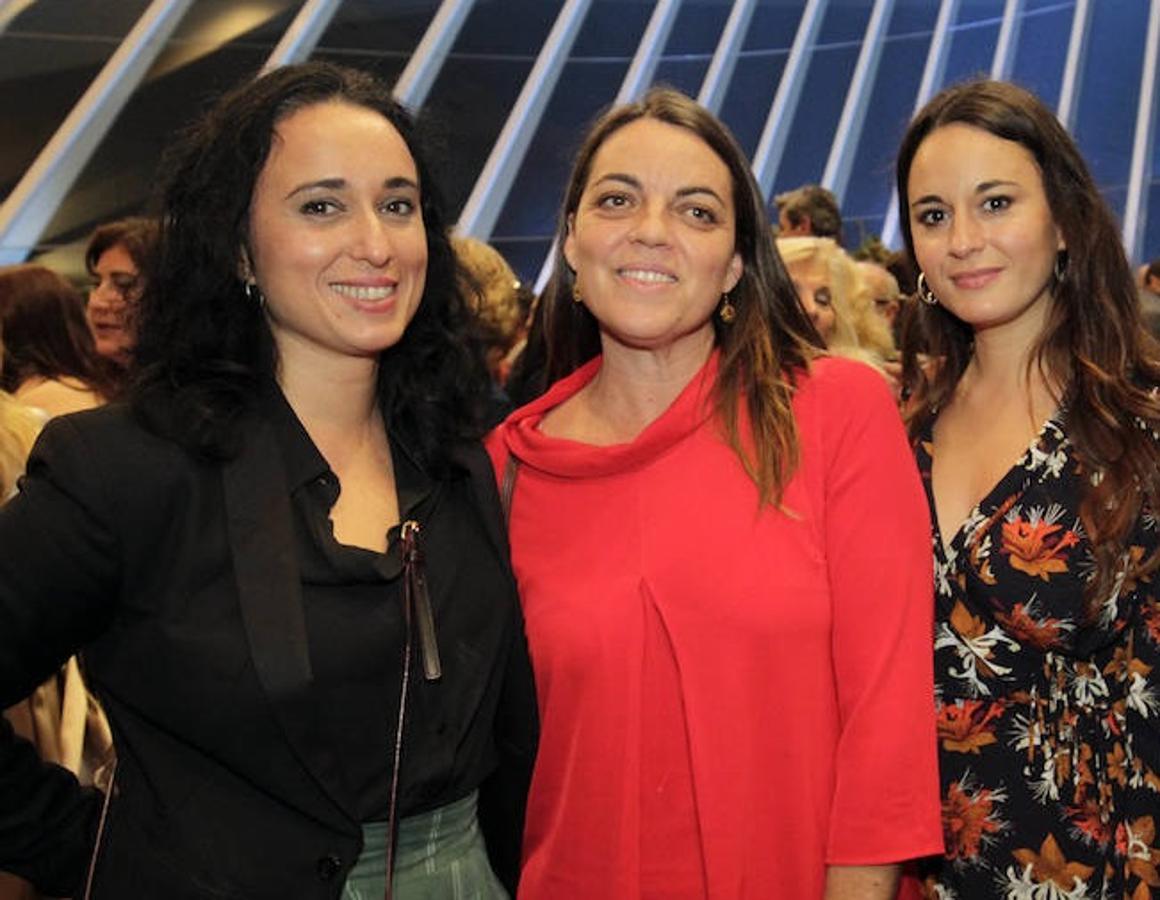 Anaïs Menguzzato (c), edil del PSPV, junto a Rosa Domínguez y Zulima Pérez, subsecretaria de Hacienda.