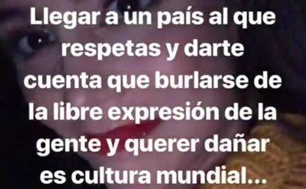 Este es uno de los mensajes que la artista puso en su cuenta de Instagram para referirse a los comentarios de las redes sobre su complemento. 