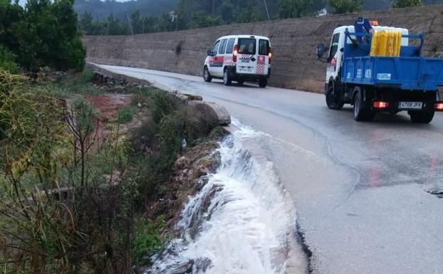 Carretera de la Marxuquera afectada por la tromba de agua.