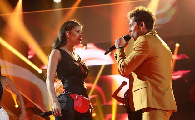 La cantante colombiana Greeicy Rendon y David Bisbal durante su actuación en la gala del pasado miércoles. 