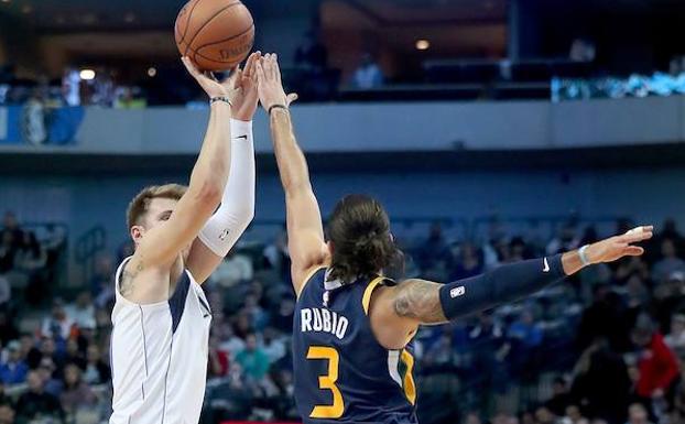 Ricky Rubio defiende a Luka Doncic. 