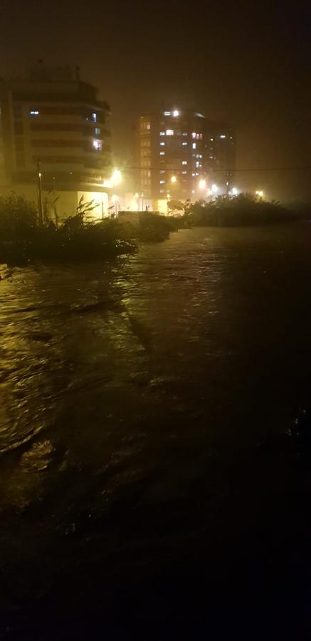 El río Vaca, a punto de desbordarse a su paso por Tavernes.