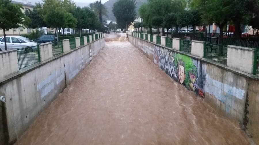 En doce horas se registrado hasta 300 litros por metro cuadrado en Ador, 285,2 litros en la localidad de Rótova; 213,4 en Barx; en La Font d'en Carròs, 157; 144,2 en Villalonga; y 134 en Pinet.