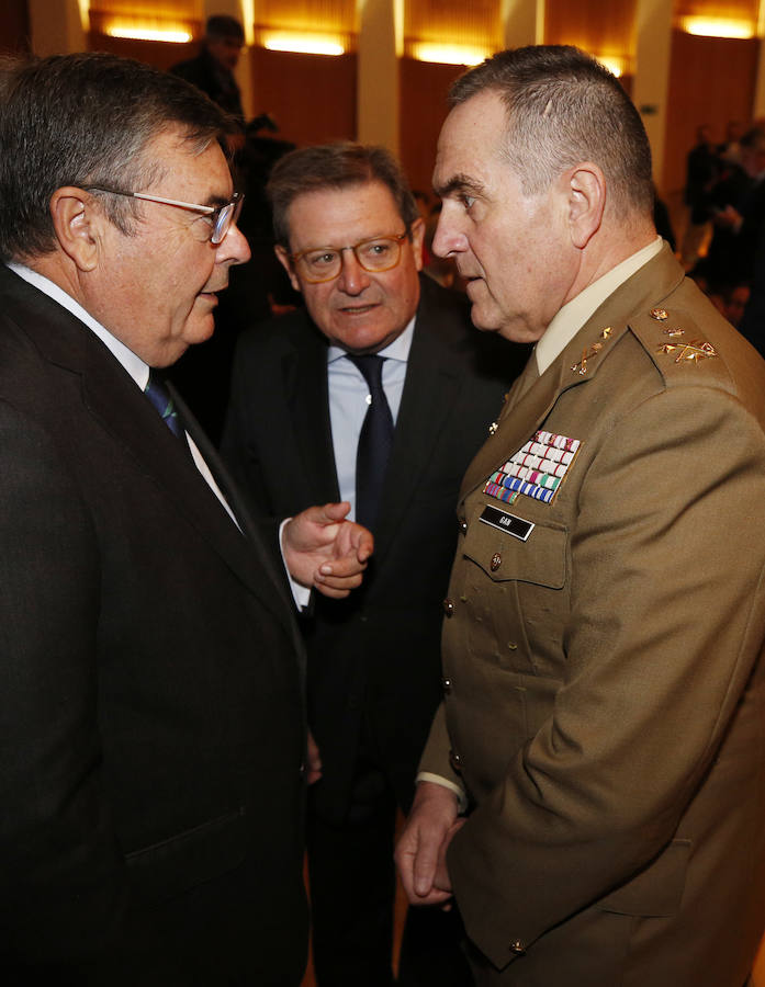 Gonzalo y Guillermo Zarranz, presidente y expresidente del Consejo de Administración de Federico Domenech, junto al teniente general Francisco Gan.