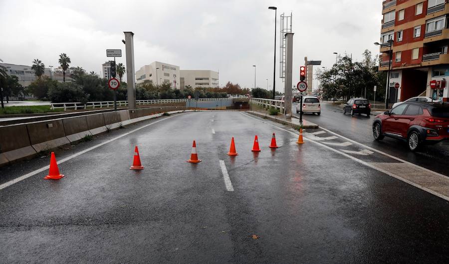 Valencia cierra pasos a nivel por la lluvia.