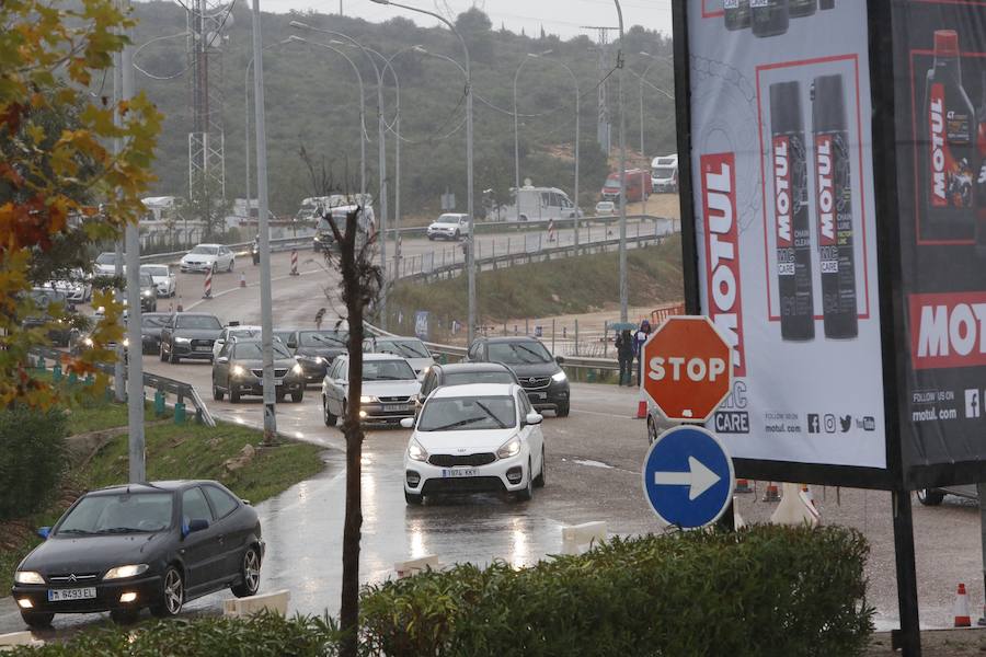 Los aficionados empiezan a llegar al Circuito Ricardo Tormo en una jornada marcada por las precipitaciones. Desde las 9 horas y hasta las 15.50 se celebran, durante este viernes, los primeros entrenamientos libres del Gran Premio de Motociclismo de la Comunitat Valenciana.