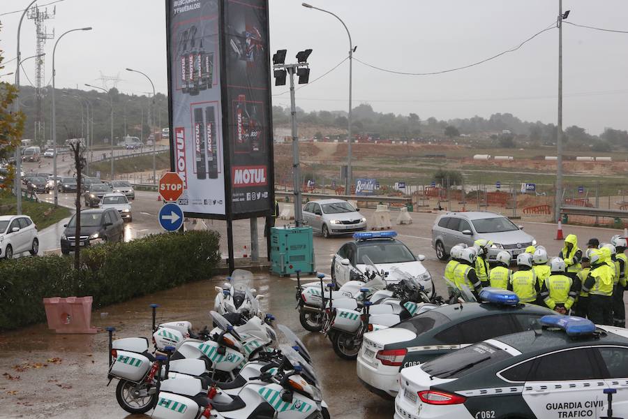 Los aficionados empiezan a llegar al Circuito Ricardo Tormo en una jornada marcada por las precipitaciones. Desde las 9 horas y hasta las 15.50 se celebran, durante este viernes, los primeros entrenamientos libres del Gran Premio de Motociclismo de la Comunitat Valenciana.